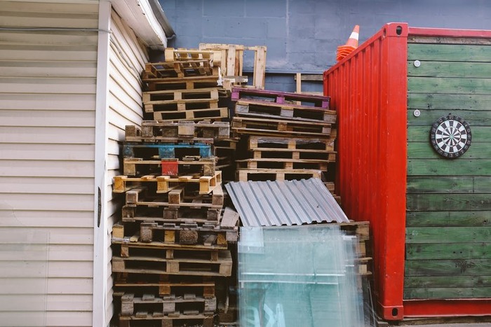 Plastic Pallets v Wood Pallets – Which is Best?