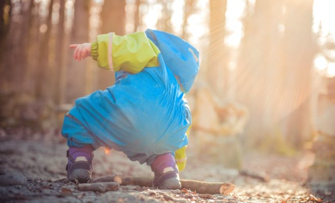 How can parents strike the right balance between outdoor play and sun protection?