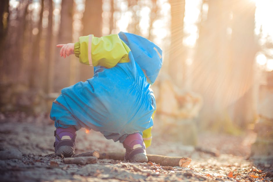 How can parents strike the right balance between outdoor play and sun protection?