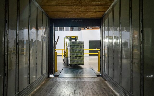 How Pallet Trucks Help Retail Warehousing Adapt to Changing Consumer Habits