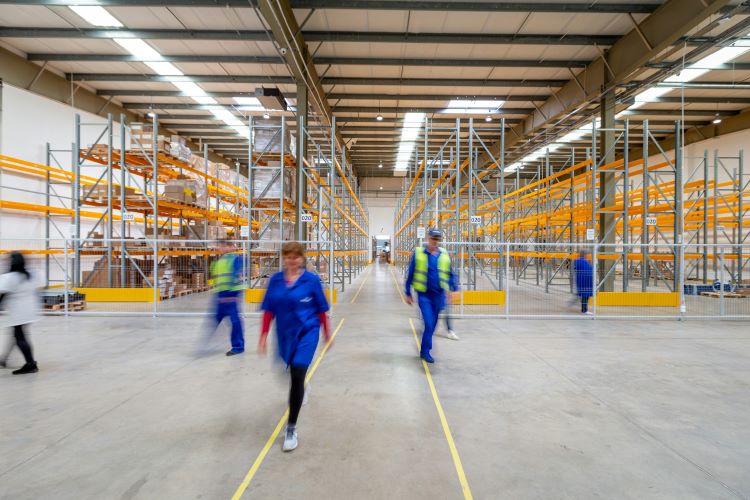 Why Warehouse Handovers Are a Hidden Risk to Productivity